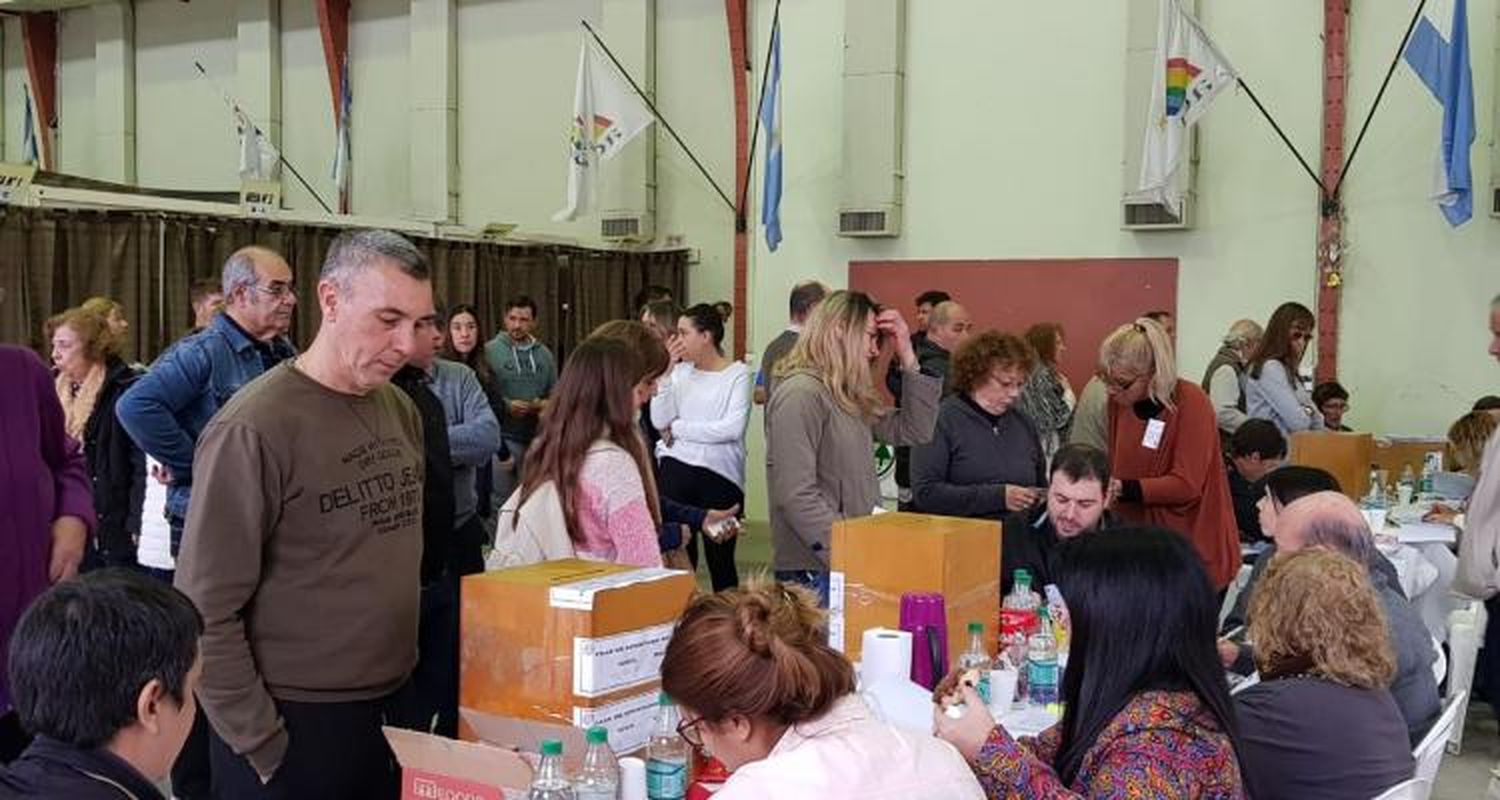 #EleccionesCoopser: Cerraron los comicios y aguardan resultados, con gente que esperaba para votar