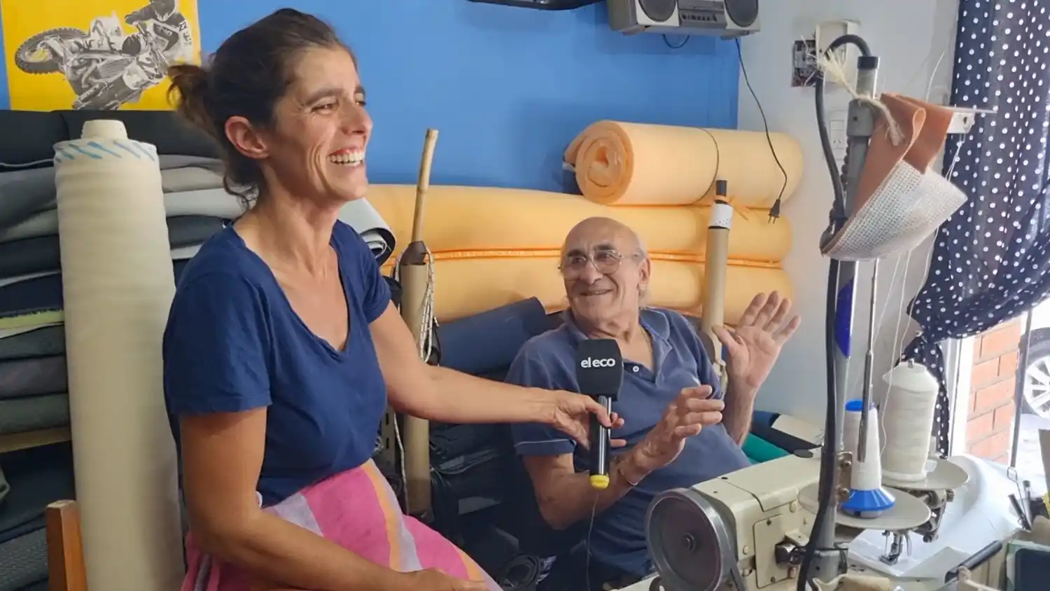 Rubén Bañuelo, en su taller donde trabaja en la tapicería.