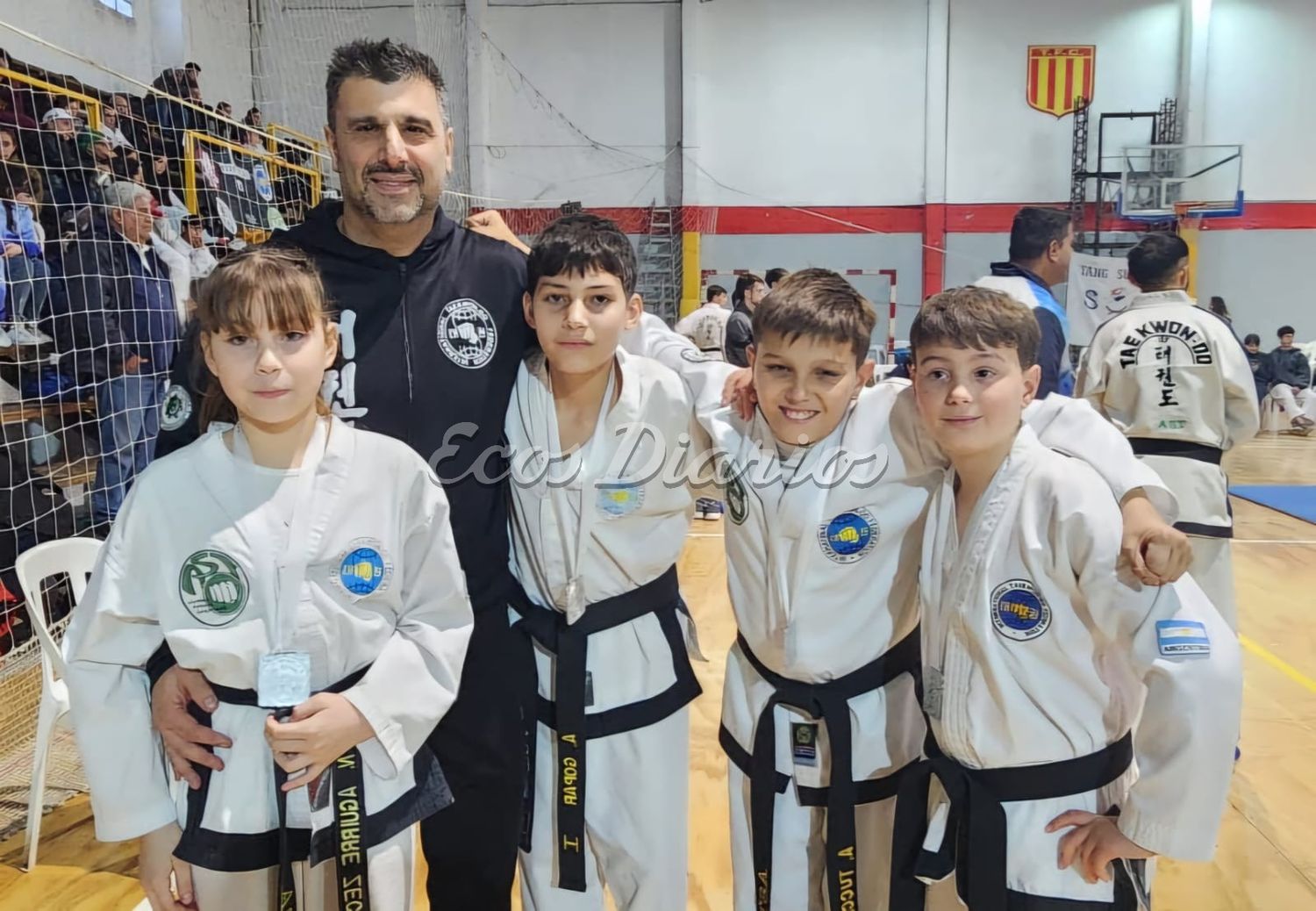 Subcampeones. Los cinturones negros preinfantiles, junto a su coach Alejandro Tucci