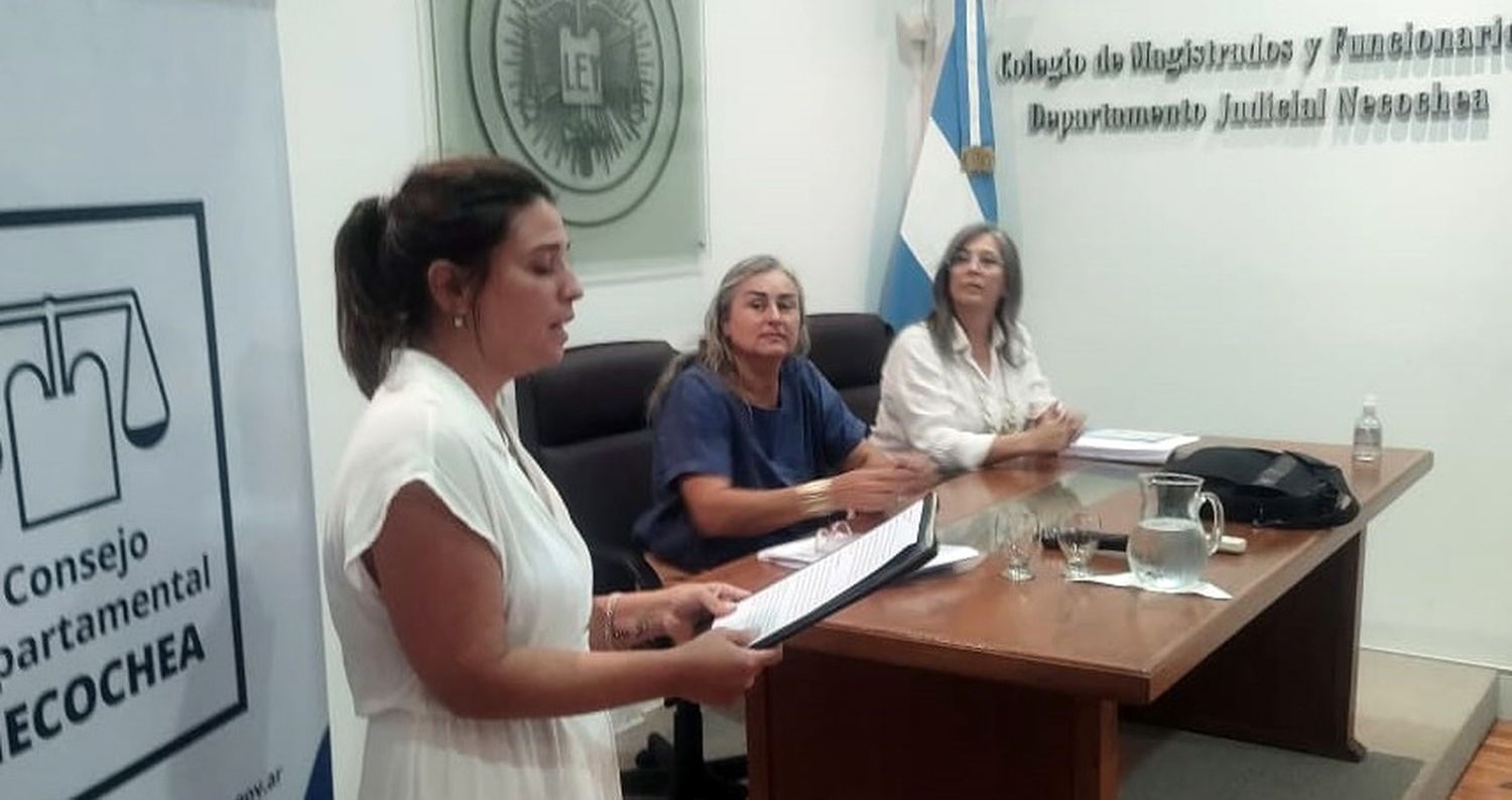 Charla. Dieron Aída Lhez y Diana Márquez en el Colegio de Magistrados. La presentación estuvo a cargo de Lorena Corucho, integrante de la comisión