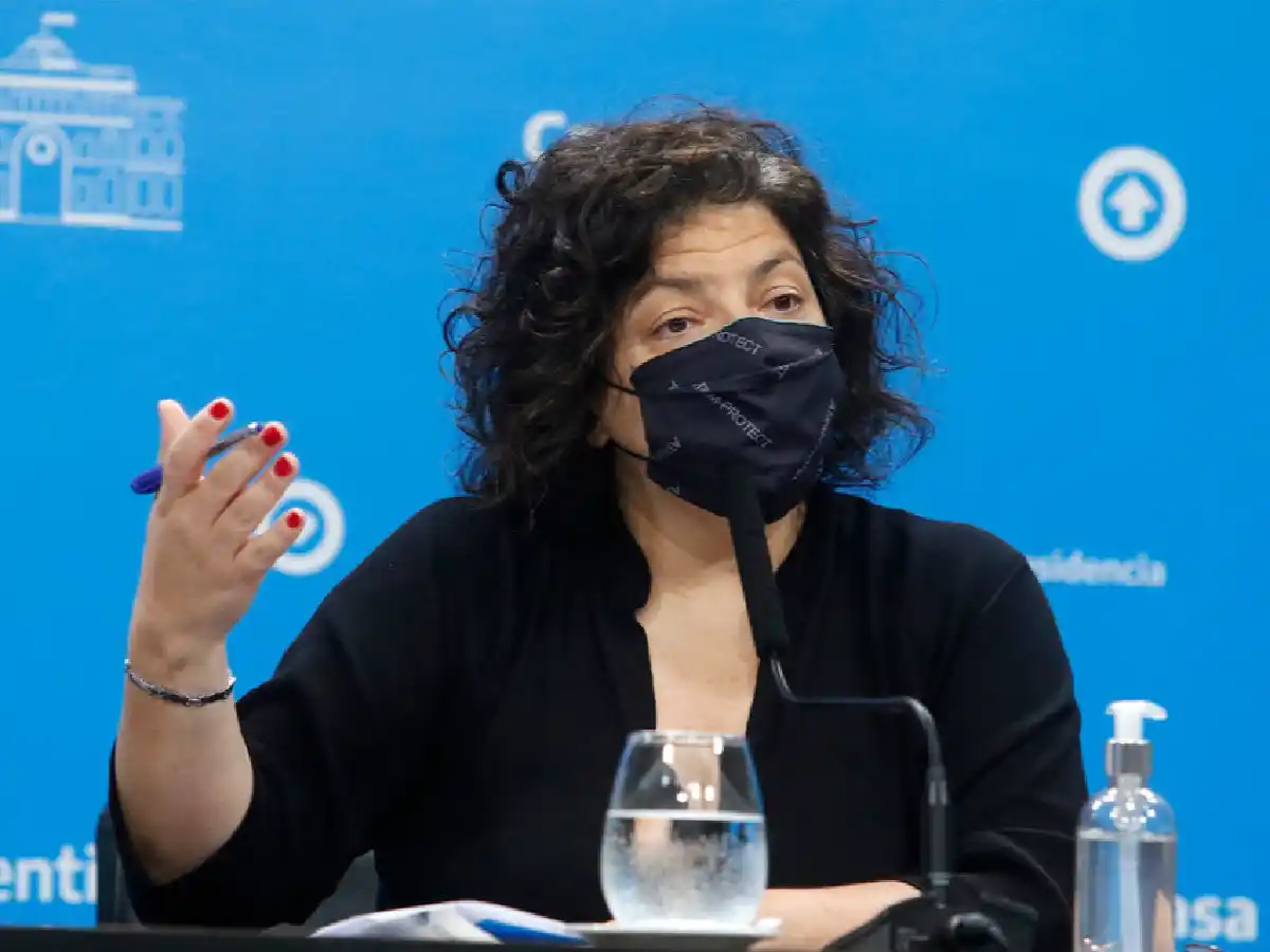 El gobierno evalúa dejar de aislar a los contactos estrechos vacunados