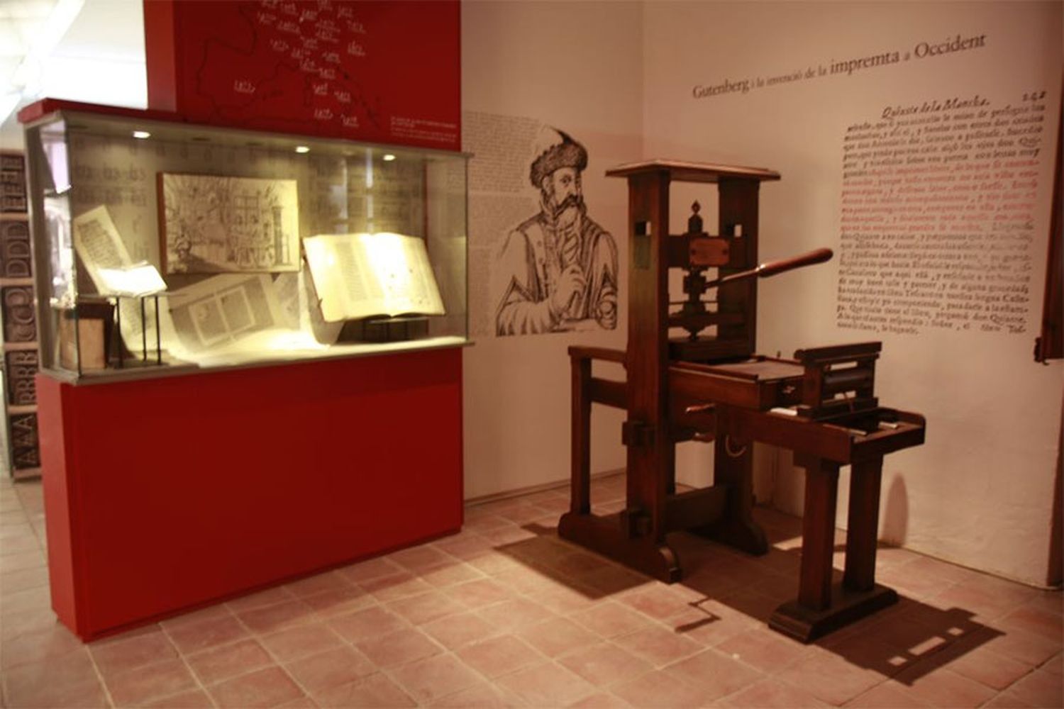 Réplica de la prensa que inventó Johanes Gensfleisch, más conocido como Gutenberg que se exhibe en el Museo Molí Paperer de Capellades, ubicado en la localidad de Capellades, Provincia de Barcelona, comunidad autónoma de Cataluña, España.