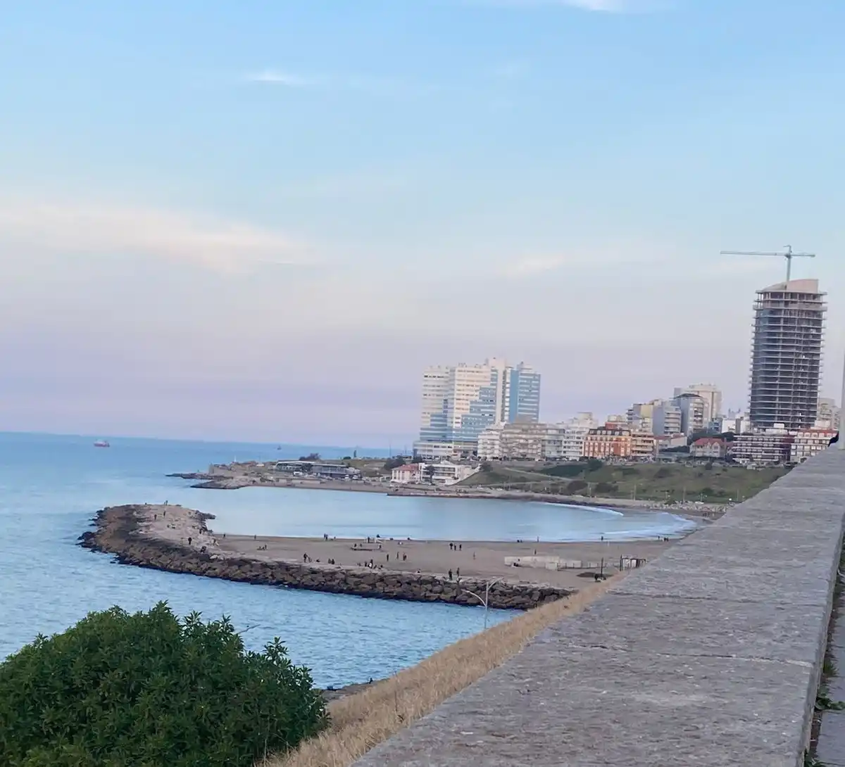 La jornada invitará a pasear por la costa en este sábado.