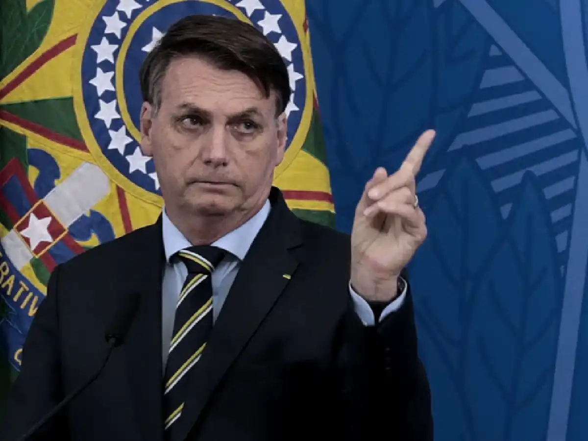 Bolsonaro llama a Biden "candidato" y amenaza con defender "con pólvora" la injerencia en la Amazonía