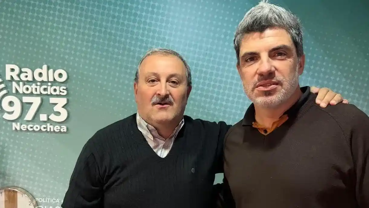 El periodista Jorge Gómez junto a Lisandro Dones, subsecretario de Obras Públicas de la Municipalidad de Necochea