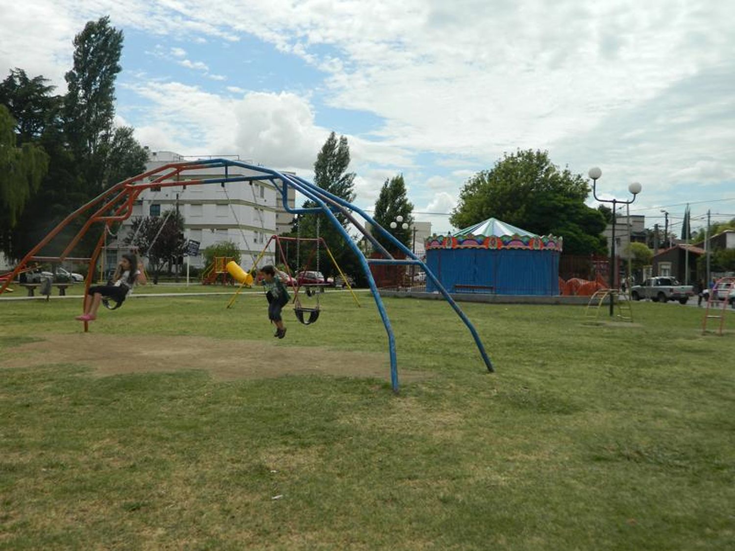 Una patota atacó a un joven en la Plaza de los Troncos