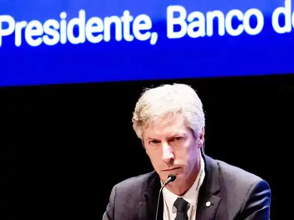 El Gobierno anunció una licitación fuera de calendario para absorber pesos y evitar presión sobre el dólar