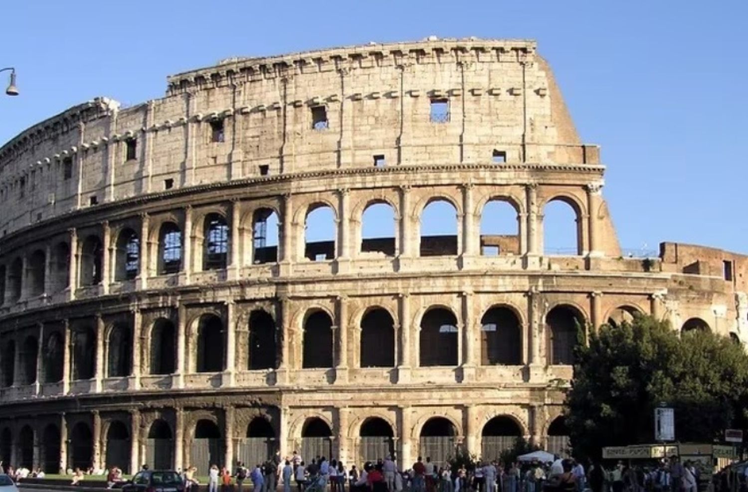 Vandalismo en el Coliseo: otra joven fue denunciada por grabar sus iniciales en uno de los muros del monumento romano