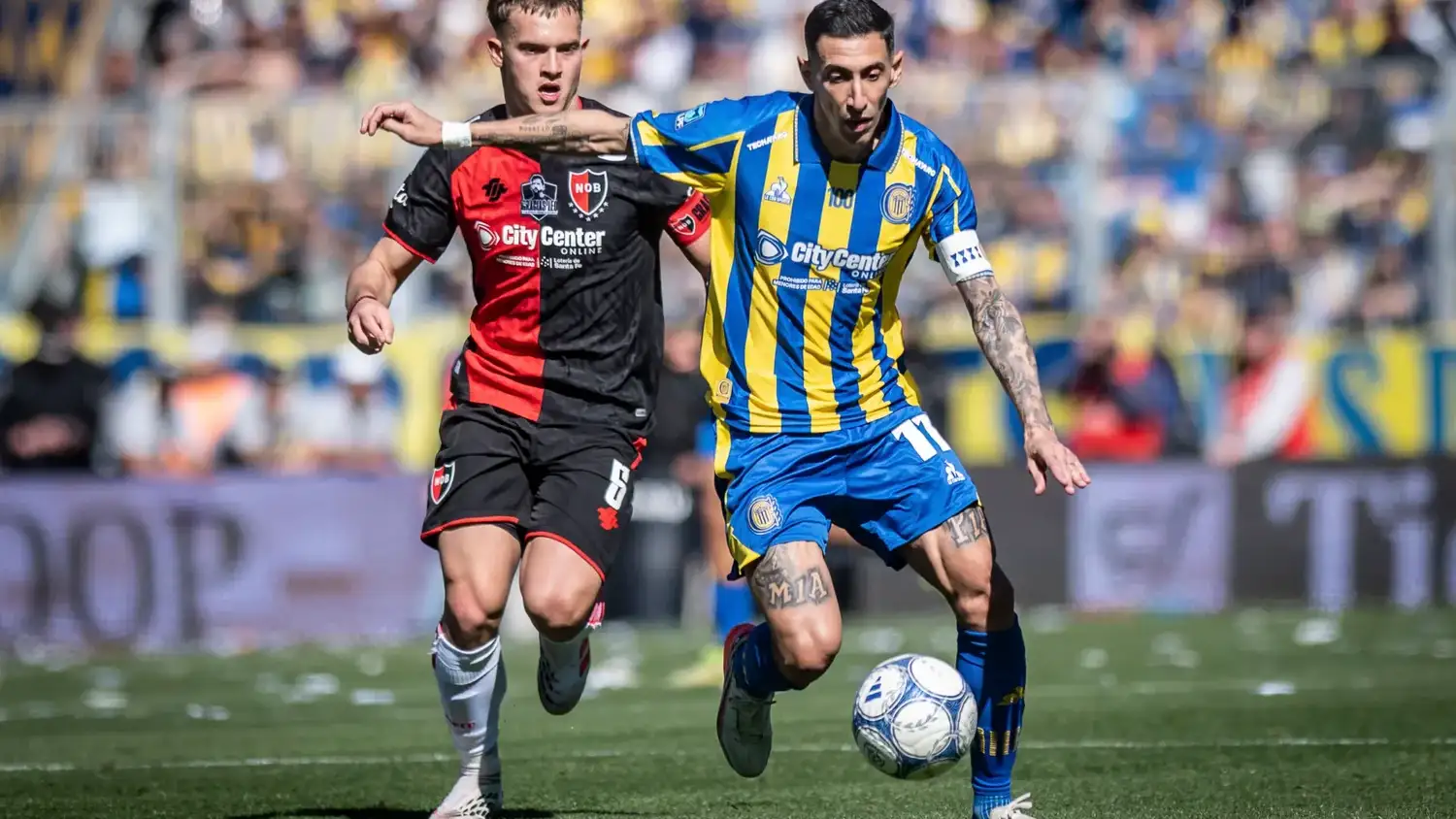 Regiardo sigue de cerca a Di María.