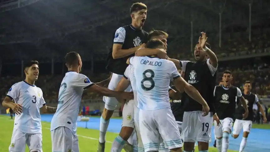 Argentina dejó sin invicto a Chile y se instaló arriba en su grupo