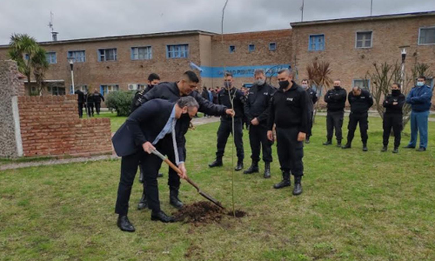 Personal penitenciario y familiares de detenidos plantaron árboles en un penal de Florencio Varela
