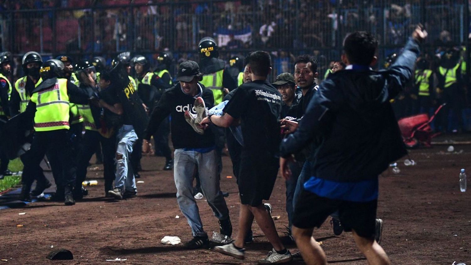 ESTAMPIDA EN PARTIDO DE FÚTBOL  en Indonesia deja 174 muertos y 180 heridos