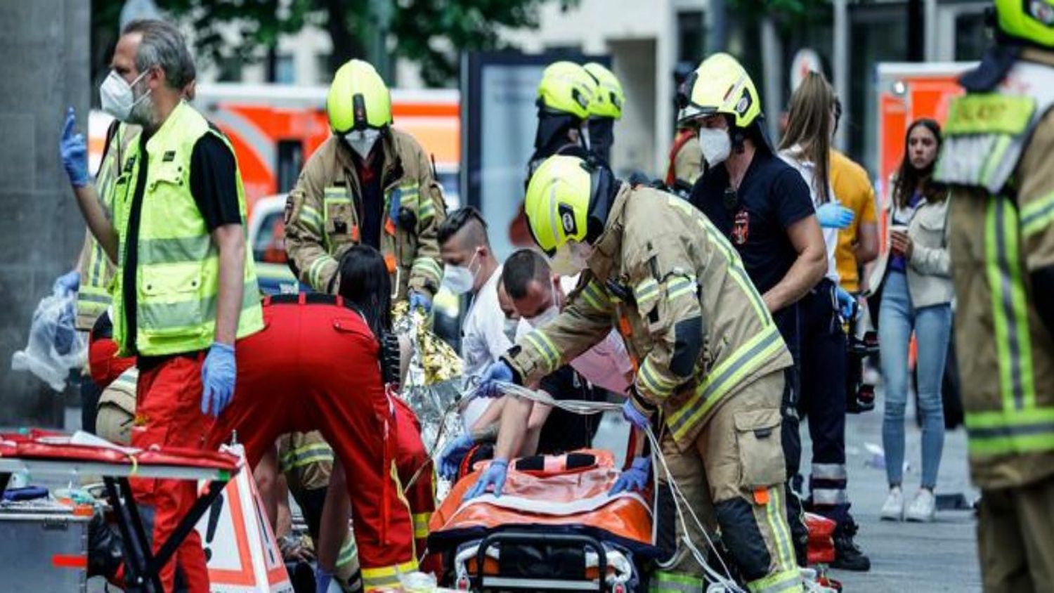 ¿ACTO TERRORISTA? Vehículo arremete contra multitud en Berlín y deja un muerto y al menos 30 heridos