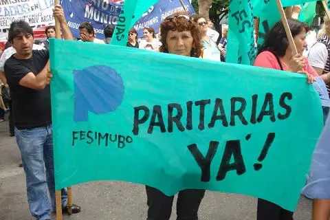 Protesta de Municipales en la Legislatura en reclamo de ley de paritarias