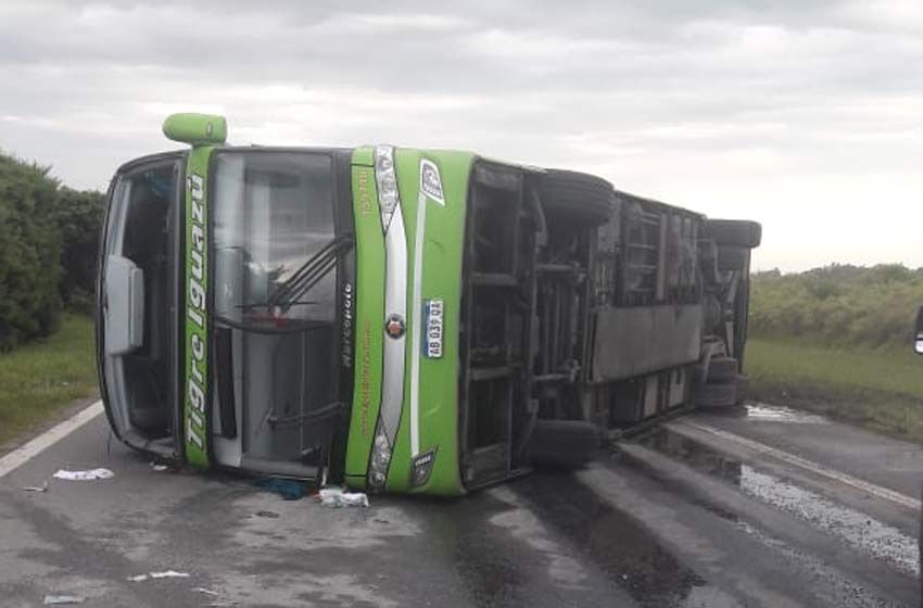 Volcó un micro en la autopista Rosario-Santa Fe y hay 25 personas con lesiones graves