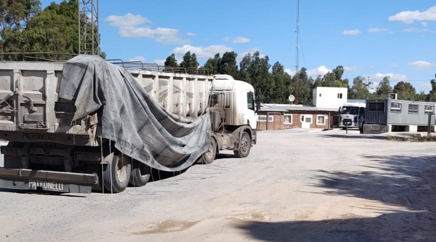 Falleció un hombre en Cerro Federación luego de descompensarse y caer del acoplado de un camión