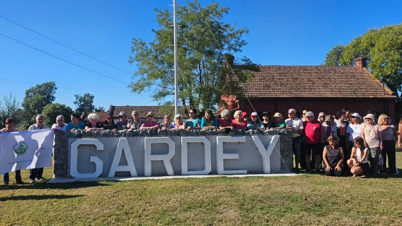 Durante la visita, los participantes recorrieron distintos espacios emblemáticos de la localidad, entre ellos la estación de trenes, el emprendimiento Las Gardeñas, la Biblioteca Popular y la iglesia San Antonio.
