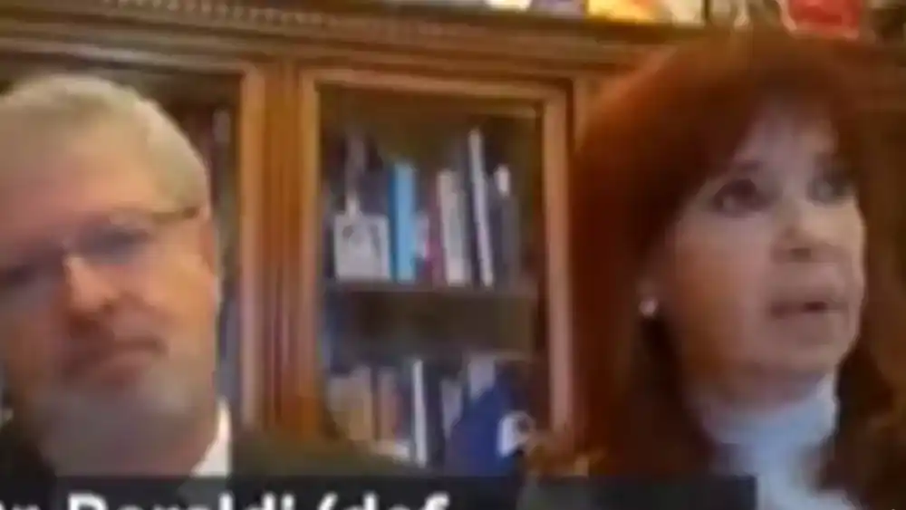 Cristina Fernández junto a su abogado, en la primera audiencia del juicio en la causa "Cuadernos".