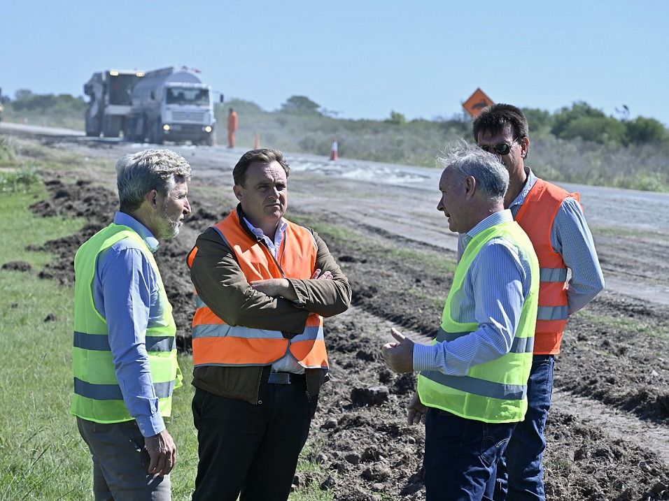 Frigerio recorrió las obras de reparación de las rutas 39 y 20 y encabezó una reunión de gabinete conjunto en Gilbert