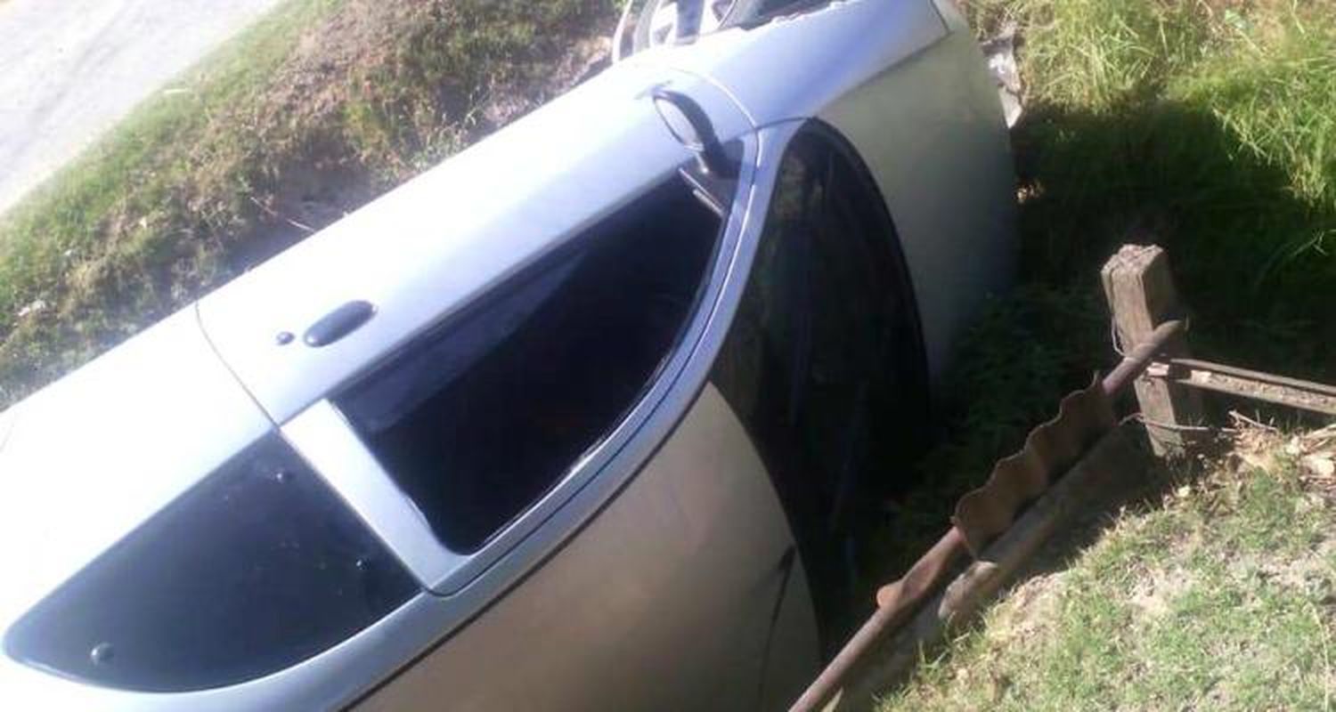 Cayó un auto en un zanjón de Obligado y Depietri