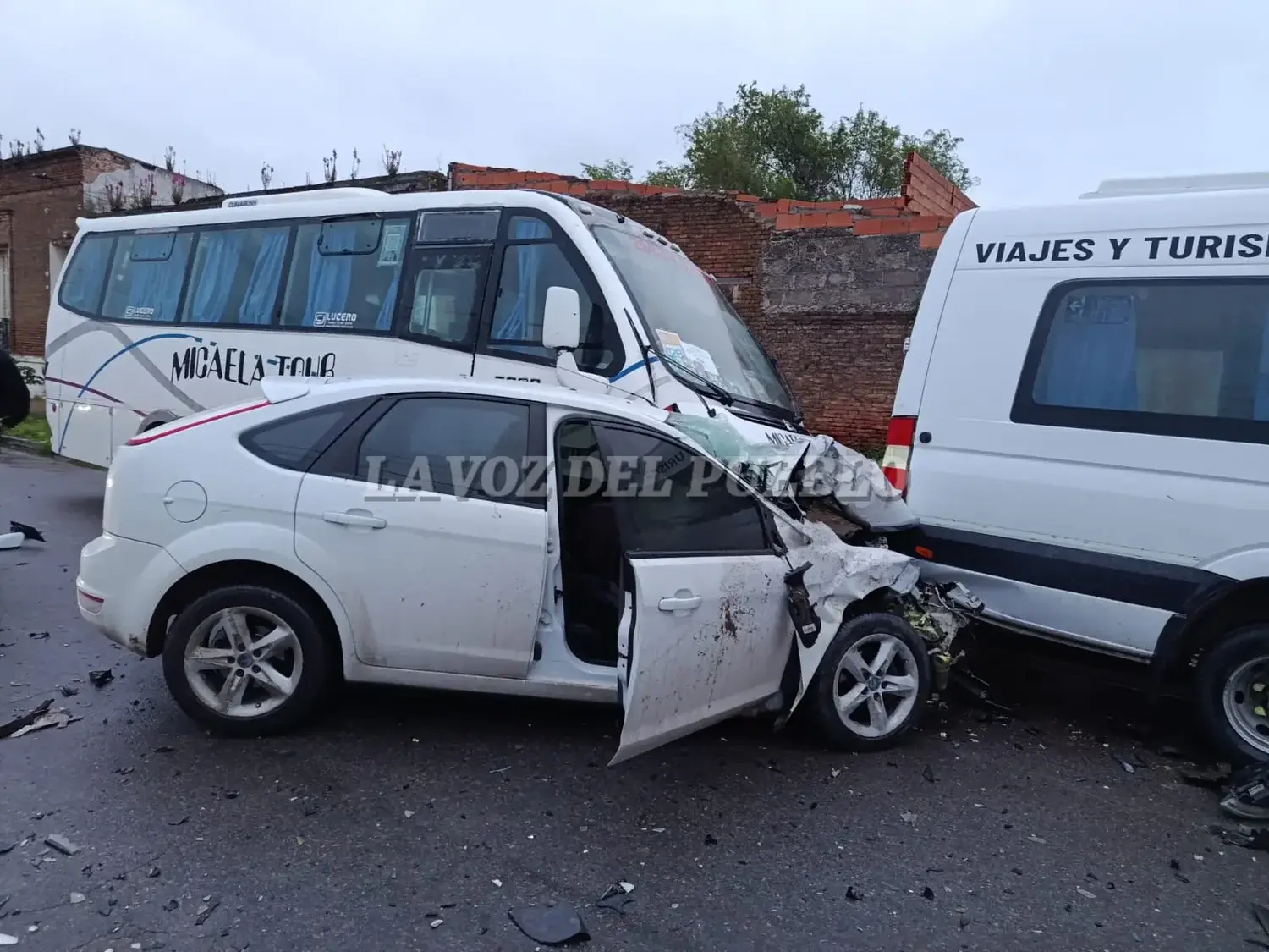 Un auto chocó contra una camioneta estacionada, y terminó incrustado entre una combi y un colectivo