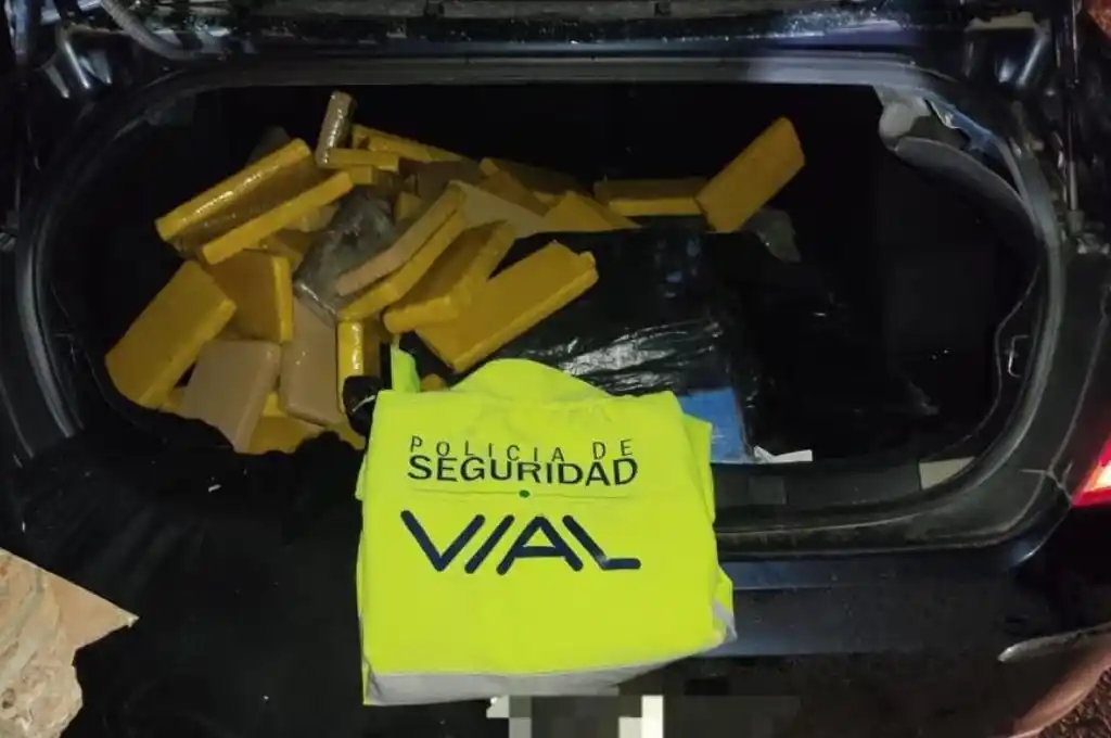 Hallaron estupefacientes en un auto que volcó en autopista Santa Fe-Rosario