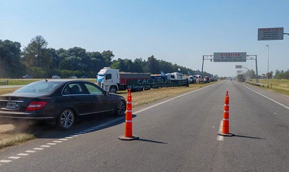 Ruta 9: transportistas levantan el corte en la autopista y habrá reunión con el gobierno