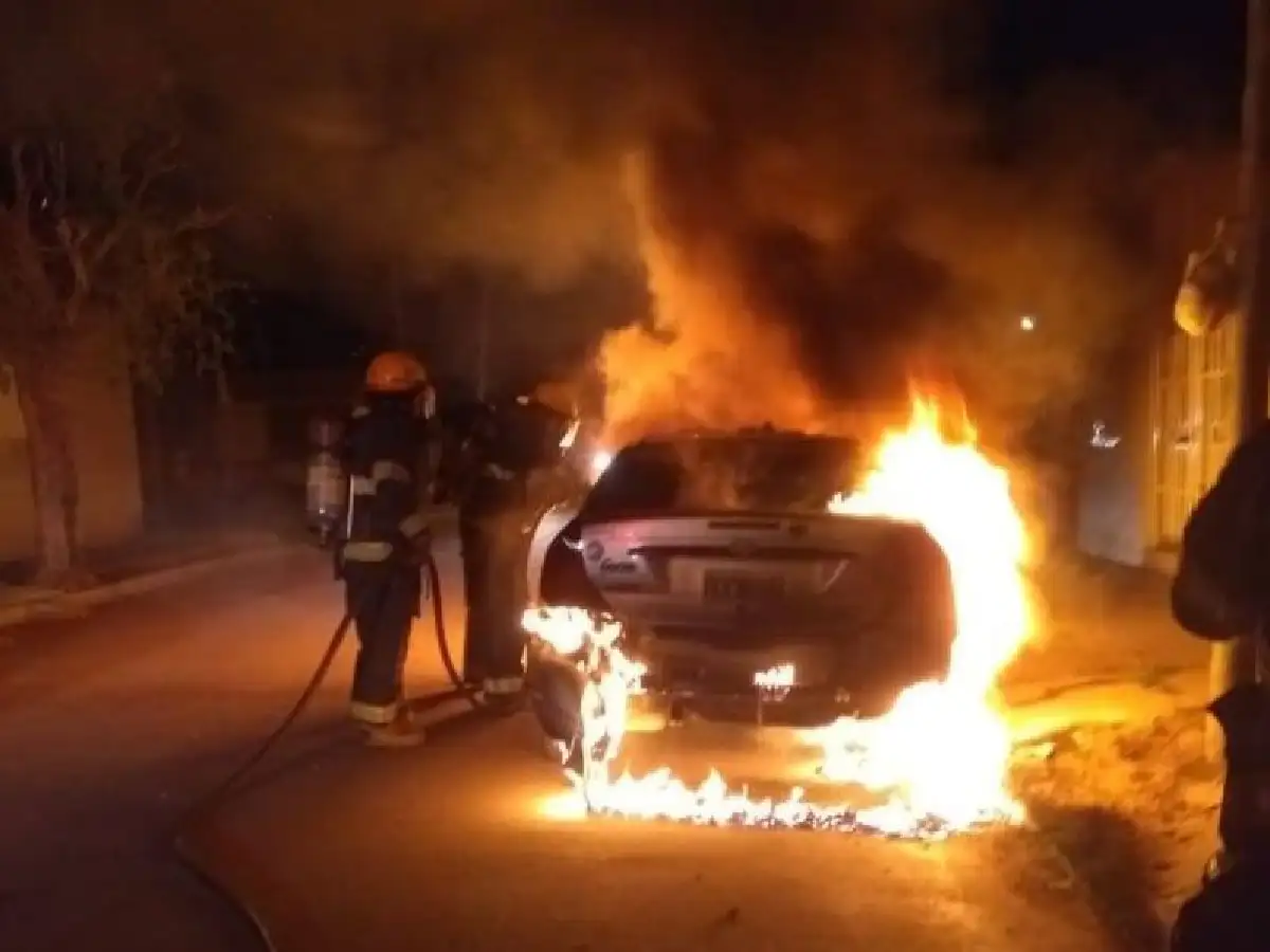 Se incendió un auto en plena calle y la policía investiga si fue intencional