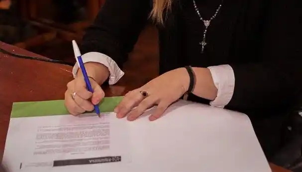 Sin difusión del listado de inscriptos, sortean las becas para estudiantes universitarios y terciarios