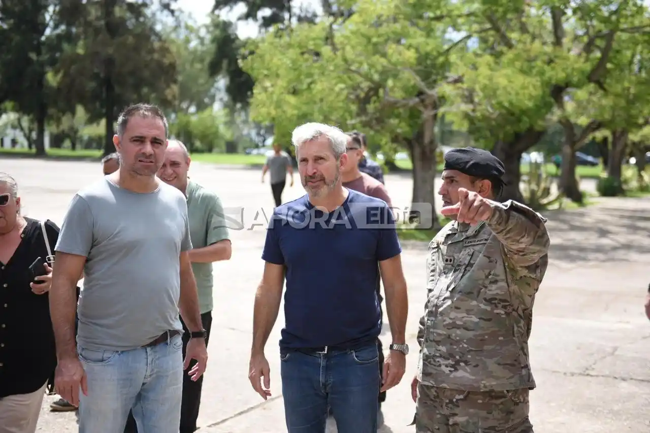El intendente Davico y el gobernador Frigerio recorren las instalaciones del Regimiento en las que funciona el centro de evacuados. Foto: M.R.