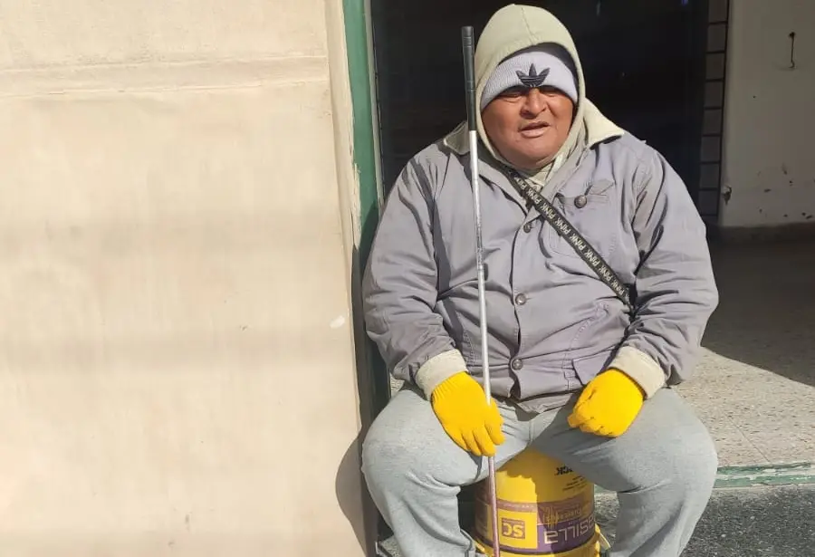 Quién es el hombre que pide «una ayudita, por favor» frente a la Parroquia del centro