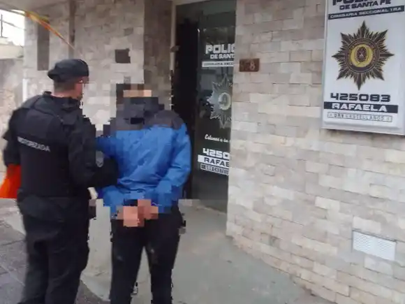 Intentó ingresar a una casa desde una obra en construcción, pero lo atraparon