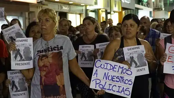 Unas 200 personas marcharon a la Jefatura por la muerte de Pedroza
