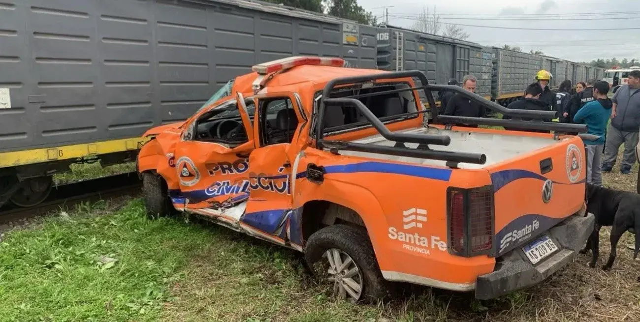Un tren y una camioneta de Protección Civil chocaron en San Justo: el conductor quedó atrapado
