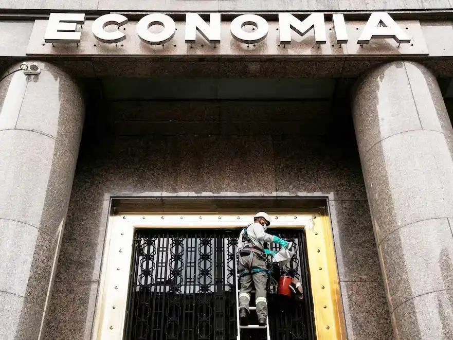 Economía buscará este mes más dólares “locales” para pagar los vencimientos de julio