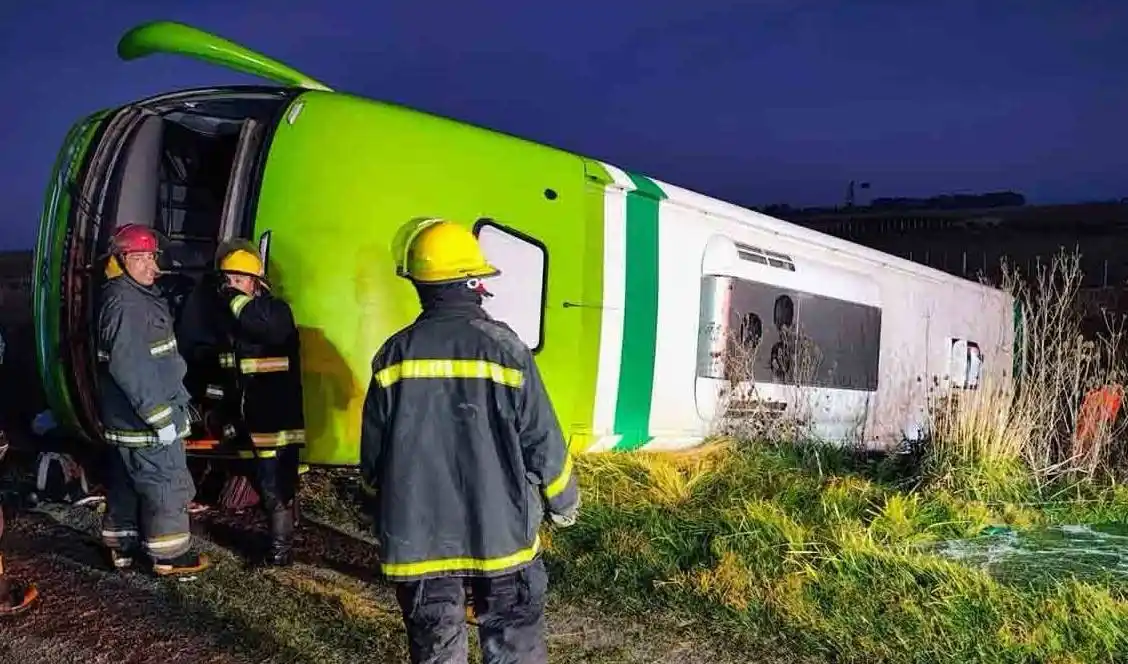 Fatal vuelco de un micro en la Ruta 51: cuatro muertos y varios heridos