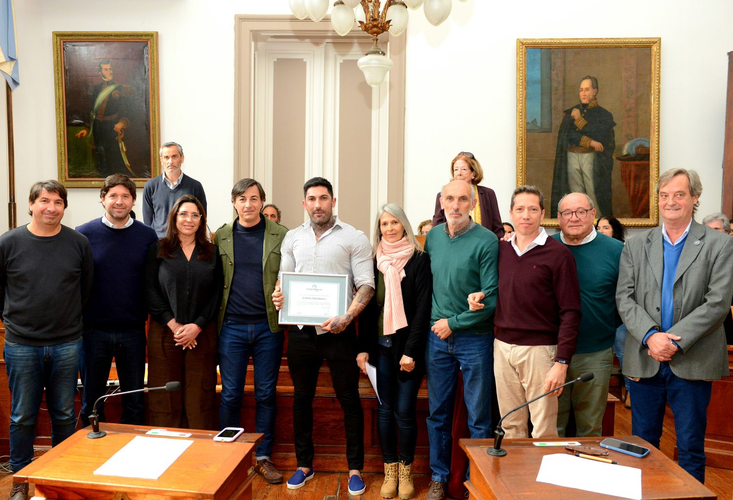 Concejales y familiares, rodeando a tandilense destacado, bicampeón en fisicoculturismo Andrés Sanzberro.