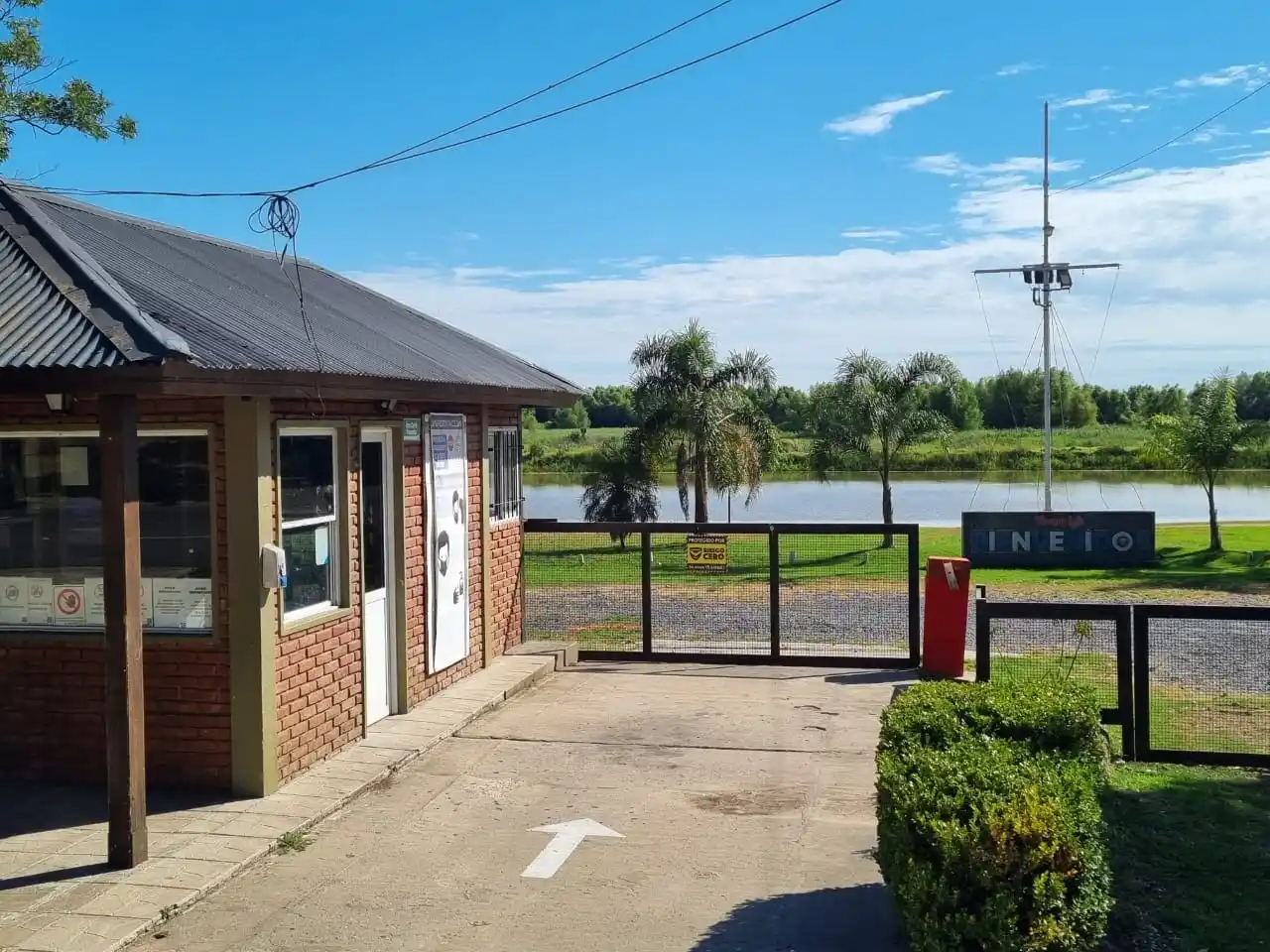 El acceso, la casilla y el piletón quedaron en el sector municipal que se licitó en esta etapa. Foto: La Opinión.