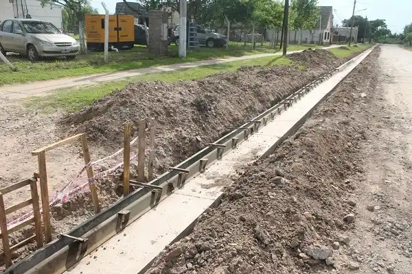 Construyen cordón cuneta y badenes para los barrios del sur