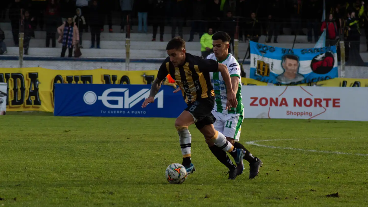 FOTO @JOSSEFINA.PH Lucas Comachi escapa del tandilense Enzo Galabert.