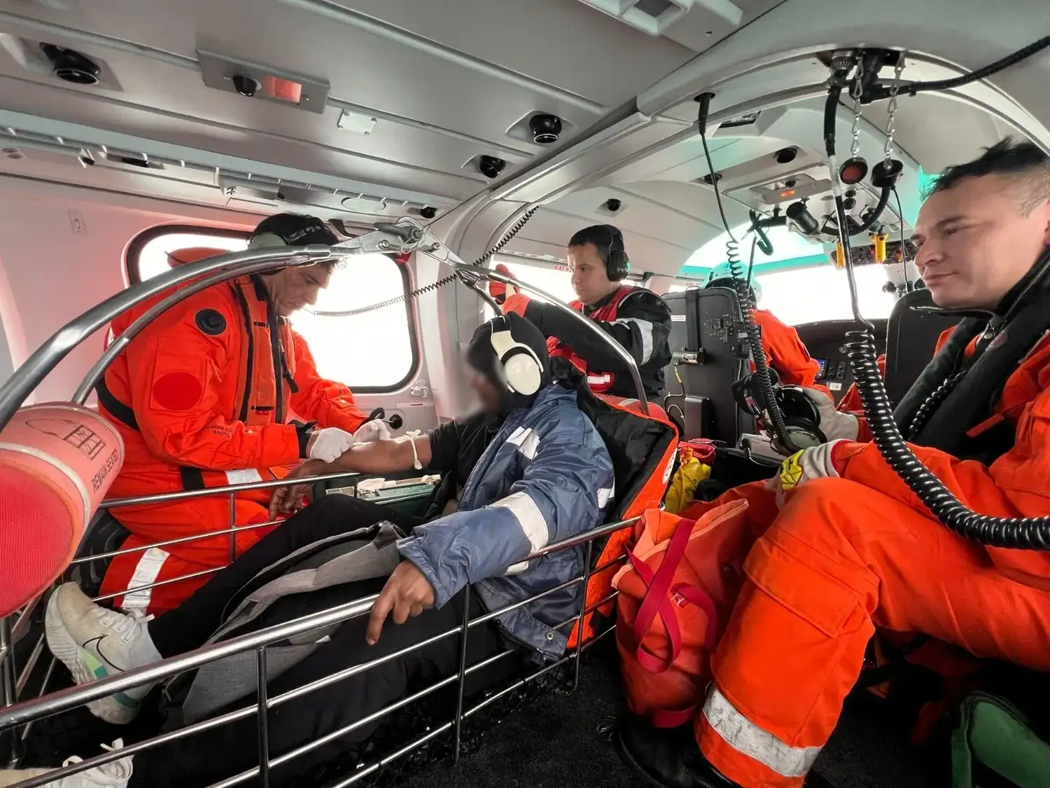 Personal de Prefectura debió rescatar a un marinero de un buque en espera en Puerto Quequén