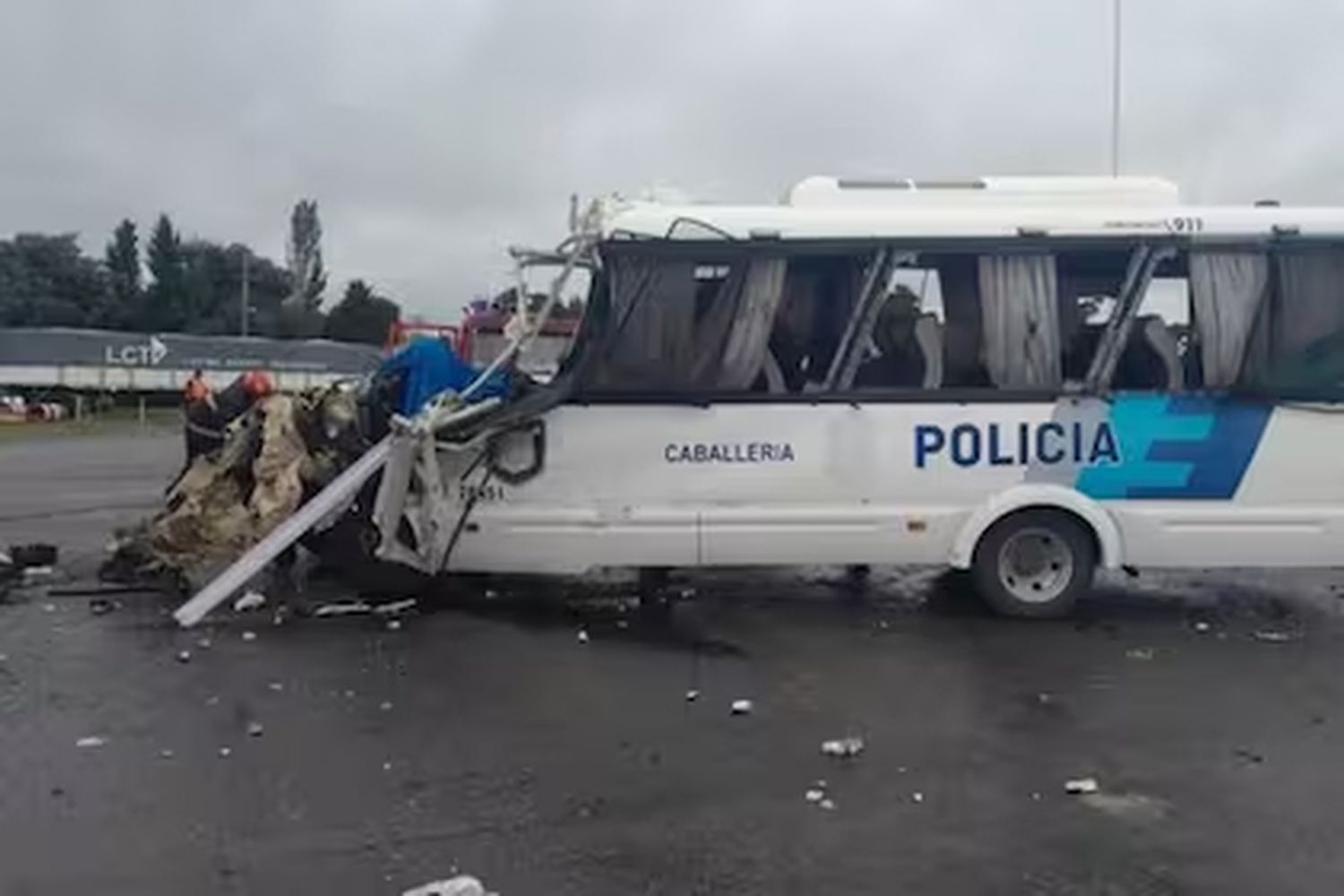 Carmen de Areco: murieron 4 policías en un choque y hay 19 heridos