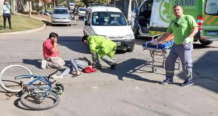 Iba en bici y la chocó una camioneta