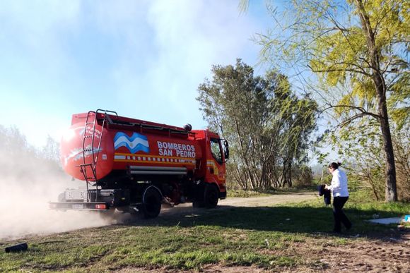 Incendio de pastizales en ruta 1001: bomberos trabajaban para controlar un gran foco