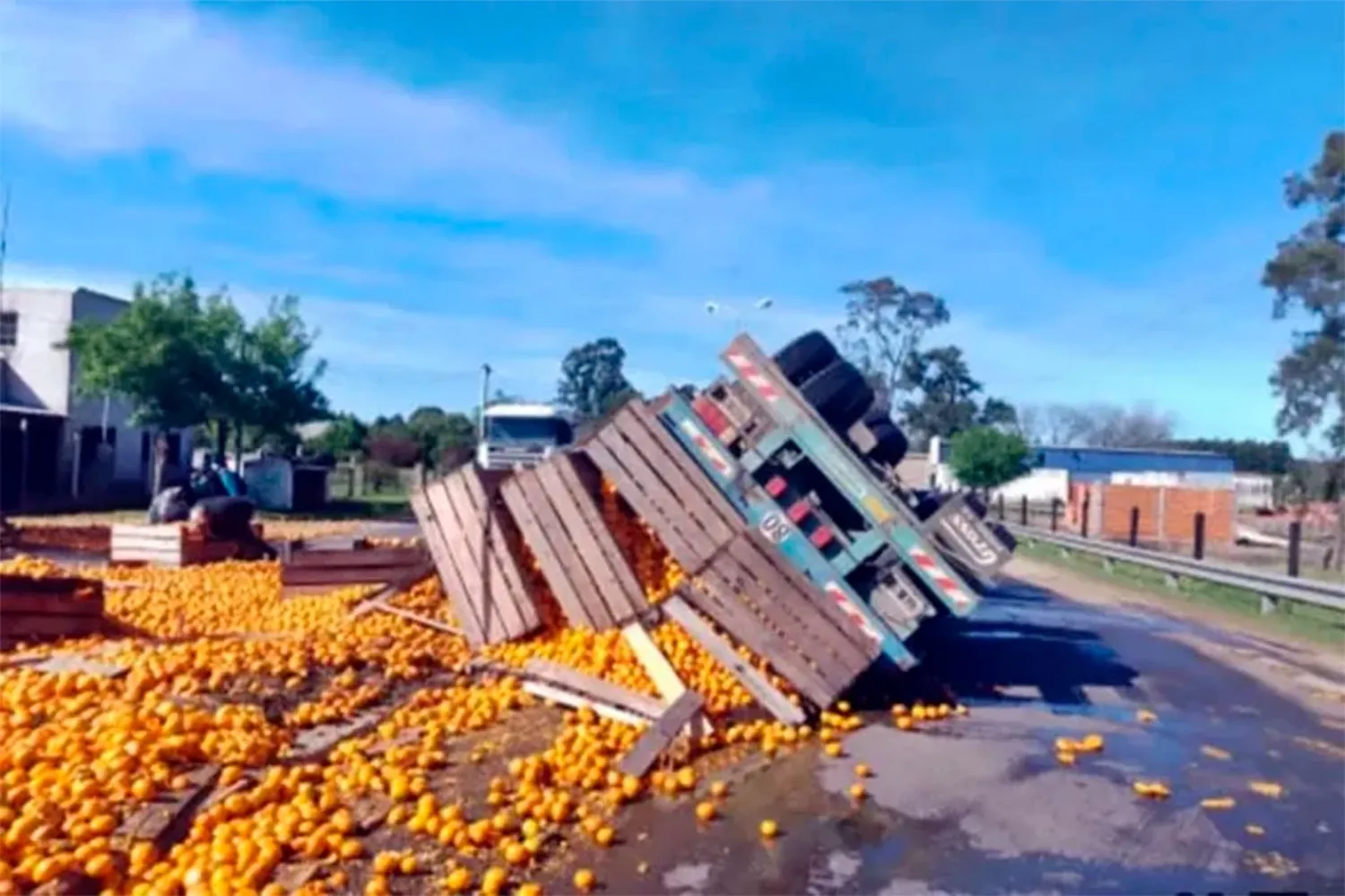 Camión volcó y desparramó su carga de frutas en acceso a localidad entrerriana