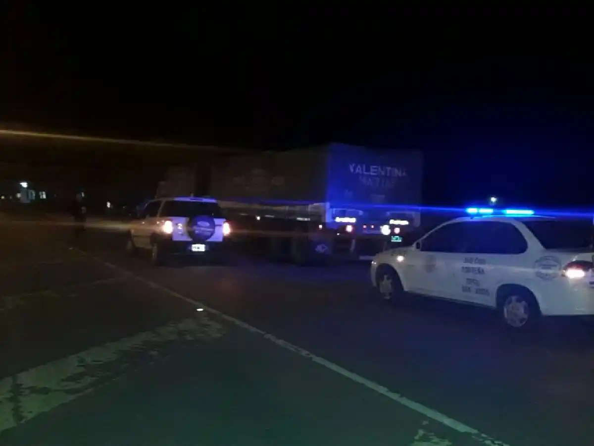 Camioneta y camión chocaron cerca de Porteña 