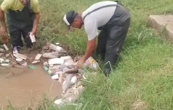 Las cuadrillas municipales recorrieron la ciudad para acondicionar los desagües.