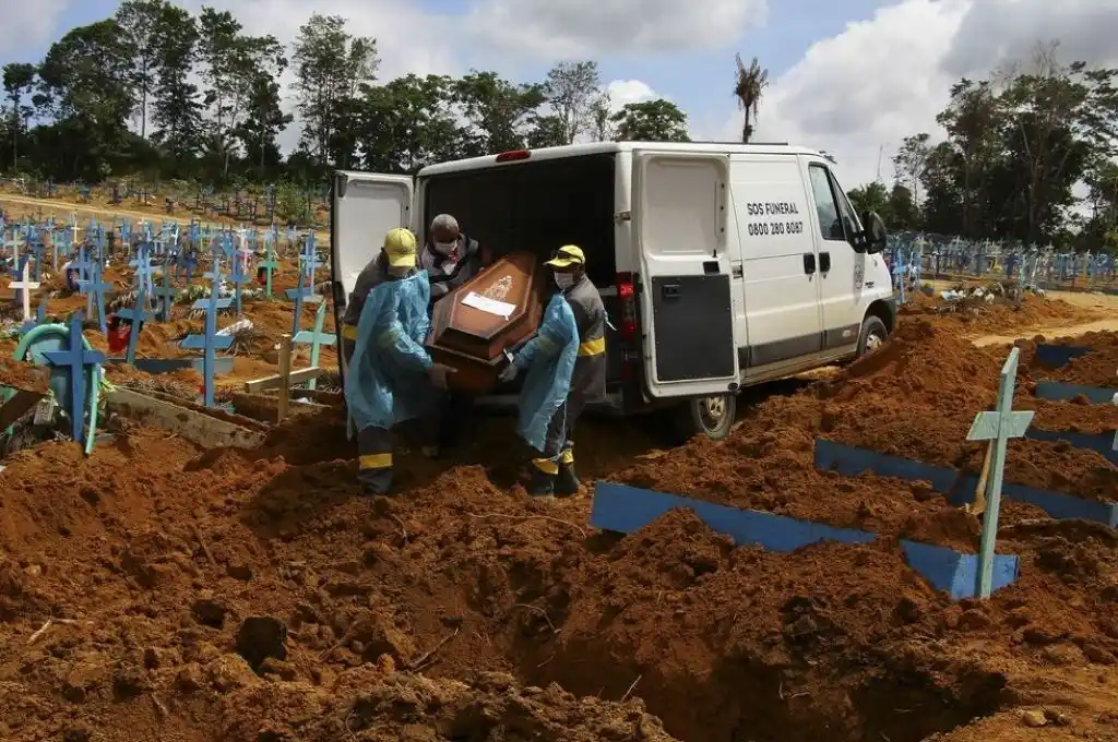 San Pablo contrata transporte escolar para trasladar muertos por Covid-19 a cementerios