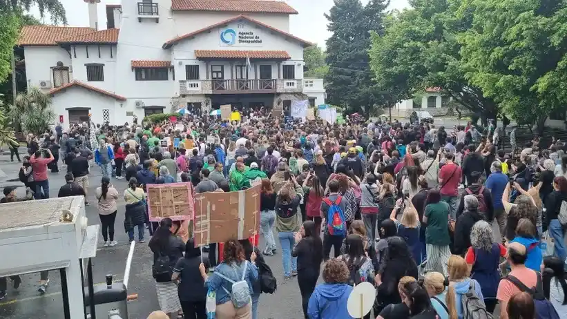 La nutrida manifestación en las puertas de la ANDIS, antes del caos.