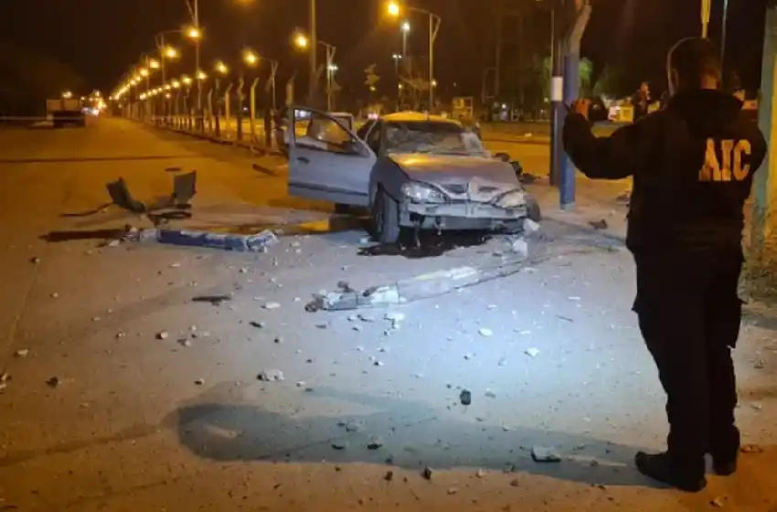 Manejaba un auto con pedido de captura y chocó: un muerto y un herido